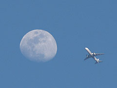 月と飛行機(4k) 