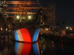 帆船日本丸に3色旗(15k) 
